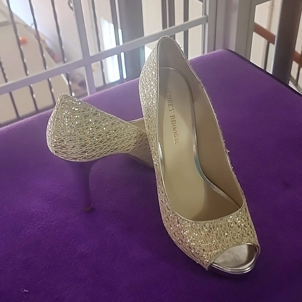 VEUC Sz 9 Metallic Silver & Gold Peep-toe Pump